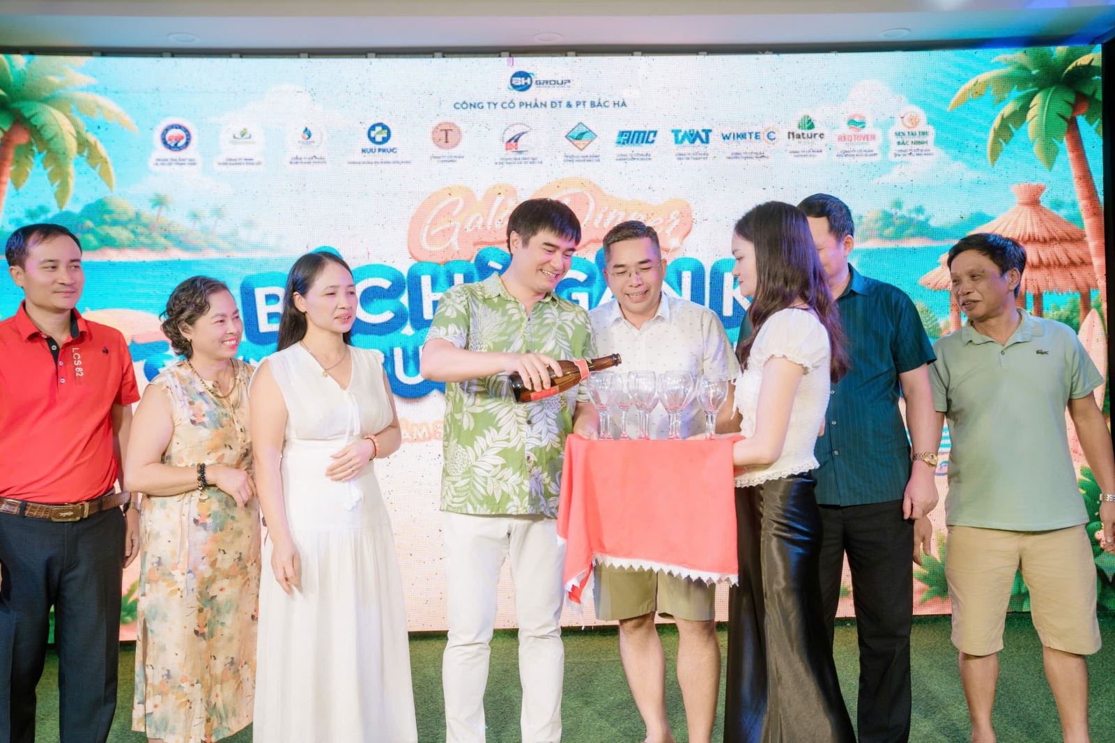 Ban Lãnh đạo thực hiện nghi thức khai tiệc Gala Dinner trong chuyến nghỉ mát định kỳ 2026 của Amcwindow tại Sầm Sơn